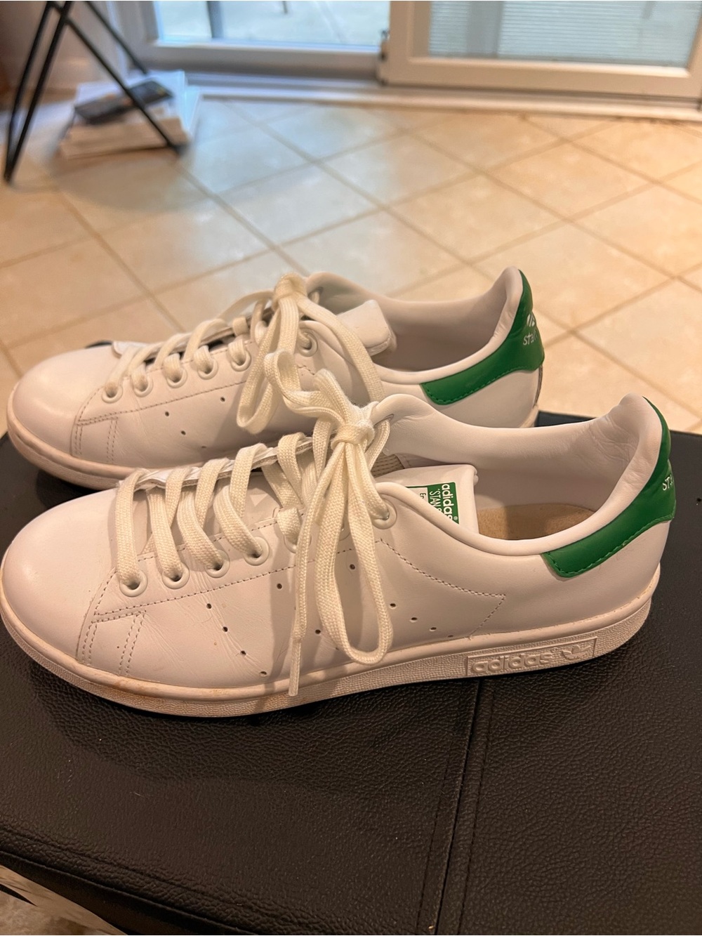 Adidas Stan Smith sneakers with a signature green heel cap - Picture 3 of 5